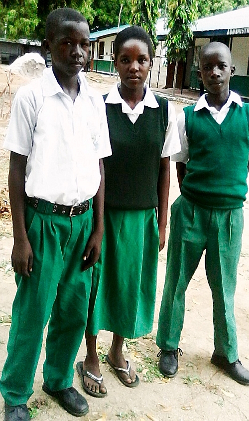 Drei Stipendiaten des Kipungani Schools Trust an der Bahari Secondary School: Bernard, Beatrice und Joseph.